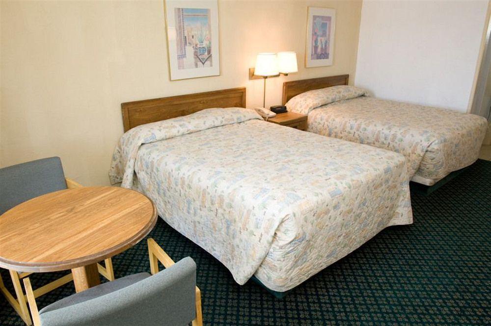 Red Lion & Hotel 2*